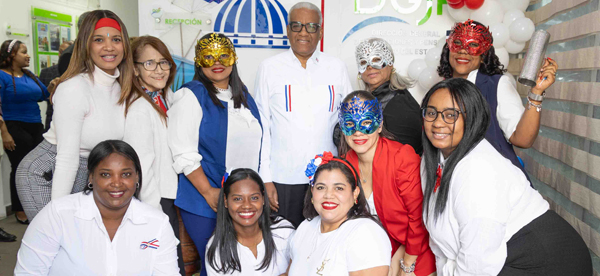 La Dirección General de Jubilaciones y Pensiones (DGJP) celebró con fervor patriótico el Día de la Independencia Nacional, iniciando la jornada con el tradicional izamiento de la Bandera Nacional en la entrada principal de la institución, acto celebrado a tempranas horas de la mañana, donde los colaboradores se unieron con solemnidad y respeto a esta significativa ceremonia patriótica.