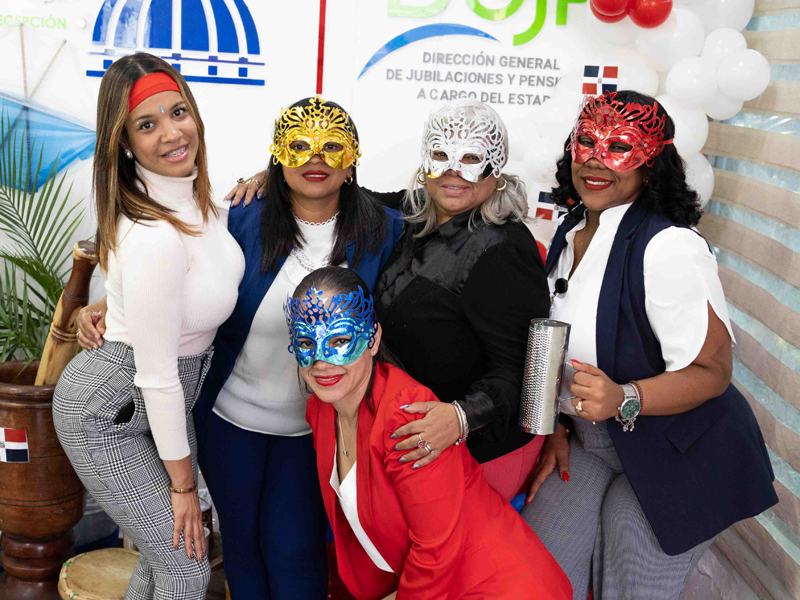 La Dirección General de Jubilaciones y Pensiones (DGJP) celebró con fervor patriótico el Día de la Independencia Nacional, iniciando la jornada con el tradicional izamiento de la Bandera Nacional en la entrada principal de la institución, acto celebrado a tempranas horas de la mañana, donde los colaboradores se unieron con solemnidad y respeto a esta significativa ceremonia patriótica.