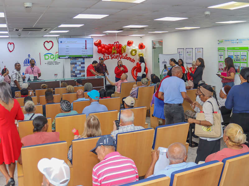 La Dirección General de Jubilaciones y Pensiones a Cargo del Estado (DGJP) con el respaldo del Hogar Integral para Adultos Mayores (CONAPE), Ciudad Juan Bosch, celebró este viernes el Día del Amor y de la Amistad, con una emotiva actividad dirigida especialmente a los pensionados y jubilados que acudieron a las instalaciones de la entidad en busca de servicios. La Dirección General de Jubilaciones y Pensiones a Cargo del Estado (DGJP) con el respaldo del Hogar Integral para Adultos Mayores (CONAPE), Ciudad Juan Bosch, celebró este viernes el Día del Amor y de la Amistad, con una emotiva actividad dirigida especialmente a los pensionados y jubilados que acudieron a las instalaciones de la entidad en busca de servicios.