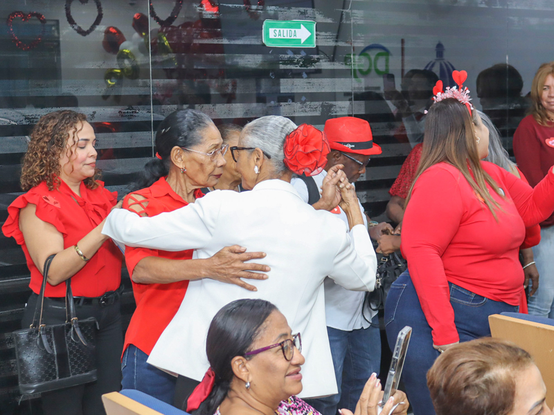La Dirección General de Jubilaciones y Pensiones a Cargo del Estado (DGJP) con el respaldo del Hogar Integral para Adultos Mayores (CONAPE), Ciudad Juan Bosch, celebró este viernes el Día del Amor y de la Amistad, con una emotiva actividad dirigida especialmente a los pensionados y jubilados que acudieron a las instalaciones de la entidad en busca de servicios. La Dirección General de Jubilaciones y Pensiones a Cargo del Estado (DGJP) con el respaldo del Hogar Integral para Adultos Mayores (CONAPE), Ciudad Juan Bosch, celebró este viernes el Día del Amor y de la Amistad, con una emotiva actividad dirigida especialmente a los pensionados y jubilados que acudieron a las instalaciones de la entidad en busca de servicios.