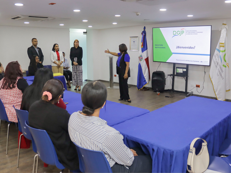 La Dirección General de Jubilaciones y Pensiones a Cargo del Estado (DGJP), impartió la charla titulada “Inducción Institucional” a nuevos colaboradores, con el objetivo de dotarles de conocimientos sobre el proceso de integración institucional y las normativas que rigen su funcionamiento, a fin de garantizar una adecuada adaptación en el entorno laboral.