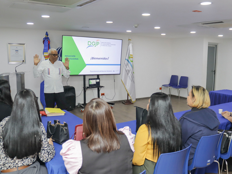La Dirección General de Jubilaciones y Pensiones a Cargo del Estado (DGJP), impartió la charla titulada “Inducción Institucional” a nuevos colaboradores, con el objetivo de dotarles de conocimientos sobre el proceso de integración institucional y las normativas que rigen su funcionamiento, a fin de garantizar una adecuada adaptación en el entorno laboral.