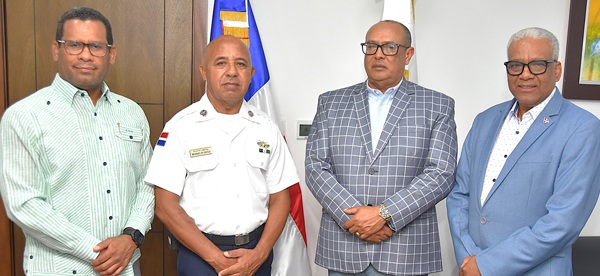 El director general de Jubilaciones y Pensiones, licenciado Juan Rosa, recibió este lunes la visita de cortesía del exdirector de la Policía Nacional, mayor general Ramón Antonio Guzmán Peralta, reunión en la cual abordaron temas de interés para ambas partes. El pasado director de la PN estuvo acompañado por el coronel Eddy Michel Madé Montilla y por la DGJP estuvo además el teniente coronel Mignolio Ortiz.