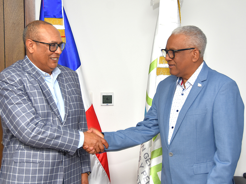 El director general de Jubilaciones y Pensiones, licenciado Juan Rosa, recibió este lunes la visita de cortesía del exdirector de la Policía Nacional, mayor general Ramón Antonio Guzmán Peralta, reunión en la cual abordaron temas de interés para ambas partes.