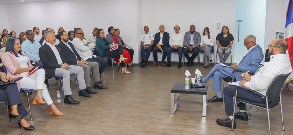 El director general de Jubilaciones y Pensiones, licenciado Juan Rosa, reafirma su compromiso con el fortalecimiento institucional al sostener un encuentro con directores de áreas, encargados departamentales, divisiones y coordinadores, con el propósito de implementar nuevas estrategias orientadas a optimizar los procesos, elevar la calidad y eficiencia de los servicios ofrecidos a los usuarios, jubilados y pensionados.