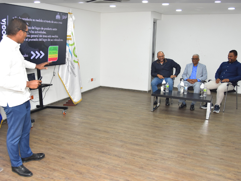 El director general de Jubilaciones y Pensiones, licenciado Juan Rosa, expresó su satisfacción por los resultados obtenidos en el Seguimiento y Monitoreo del Plan Operativo Anual (POA) correspondiente al cuarto trimestre octubre–diciembre de 2025, período en el que la institución alcanzó un 92.2 % de cumplimiento a nivel institucional; en este contexto, destacó la Dirección General con una calificación de 89.4 %, así como las direcciones de Servicios y de Nómina, con una puntuación de 100 %, respectivamente.