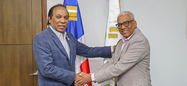 El director general de Jubilaciones y Pensiones, licenciado Juan Rosa, recibió en su despacho la visita del director general de Desarrollo Fronterizo, Radhamés Zorrilla Ozuna, con quien sostuvo un intercambio de impresiones sobre temas relacionados con el sistema de jubilaciones y pensiones, así como sus beneficios