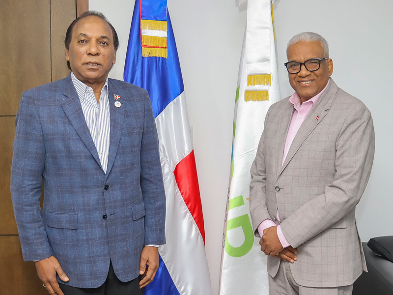 El director general de Jubilaciones y Pensiones, licenciado Juan Rosa, recibió en su despacho la visita del director general de Desarrollo Fronterizo, Radhamés Zorrilla Ozuna, con quien sostuvo un intercambio de impresiones sobre temas relacionados con el sistema de jubilaciones y pensiones, así como sus beneficios 