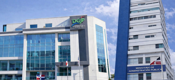 La Dirección General de Jubilaciones y Pensiones (DGJP), en coordinación con el Ministerio de Administración Pública (MAP), impartió el curso-taller “Régimen Ético y Disciplinario de la Ley Núm. 41-08 de Función Pública y su Reglamento 523-09 de Relaciones Laborales”, dirigido a colaboradores de la institución, con el propósito de fortalecer el conocimiento sobre sus derechos, deberes y responsabilidades en el ejercicio de la función pública, promoviendo una gestión transparente y apegada a la normativa vigente.