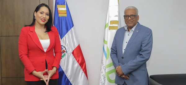 El director general de la Dirección General de Jubilaciones y Pensiones, licenciado Juan Rosa, recibió en su despacho la visita de cortesía de la comunicadora Lorenny Solano, directora de la Fundación LASO y creadora del programa Embajadores de Vida, con el propósito de intercambiar impresiones sobre temas de interés interinstitucional.