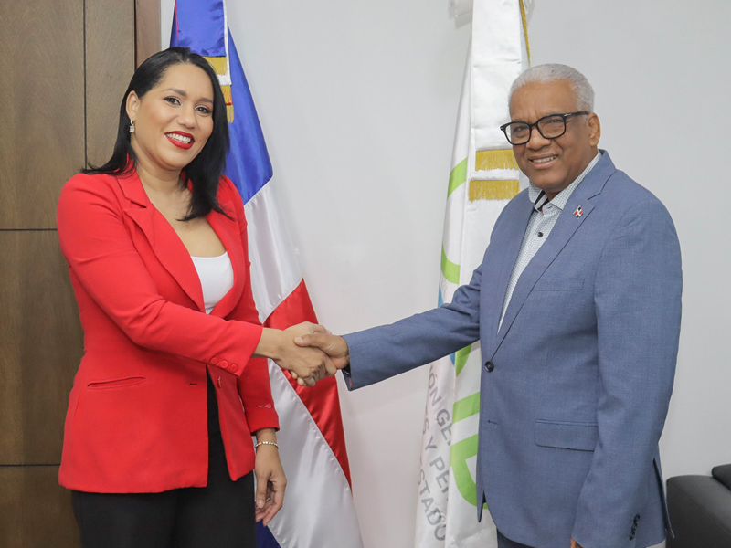 El director general de la Dirección General de Jubilaciones y Pensiones, licenciado Juan Rosa, recibió en su despacho la visita de cortesía de la comunicadora Lorenny Solano, directora de la Fundación LASO y creadora del programa Embajadores de Vida, con el propósito de intercambiar impresiones sobre temas de interés interinstitucional.