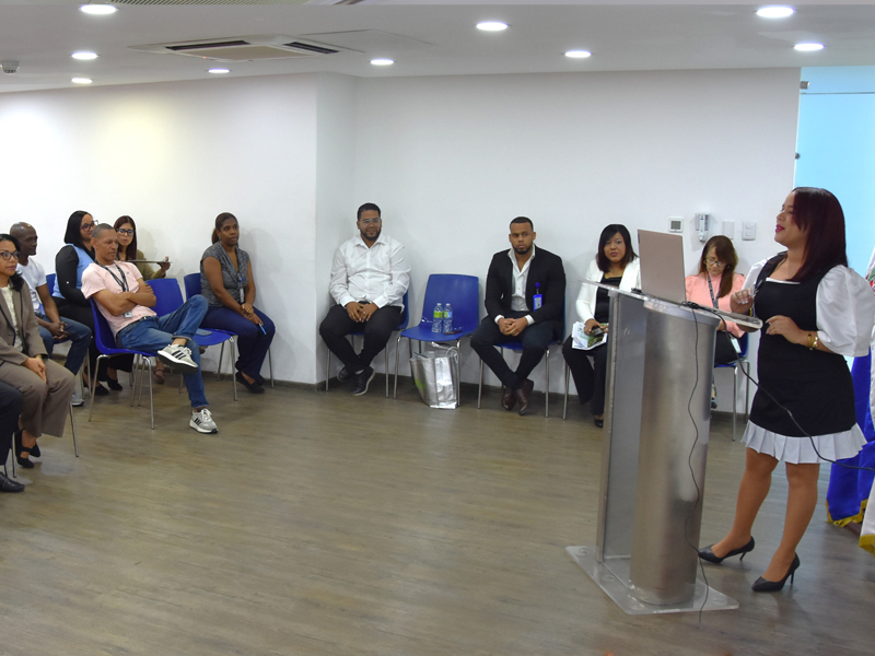 La Dirección General de Jubilaciones y Pensiones a Cargo del Estado (DGJP), impartió la charla de capacitación “3ra. versión de la Carta Compromiso”, dirigida a los grupos ocupacionales I, II, III y IV de la institución, con el objetivo de fortalecer los estándares de calidad en los servicios y afianzar la cultura organizacional basada en la transparencia, la eficiencia y el respeto a los derechos ciudadanos.