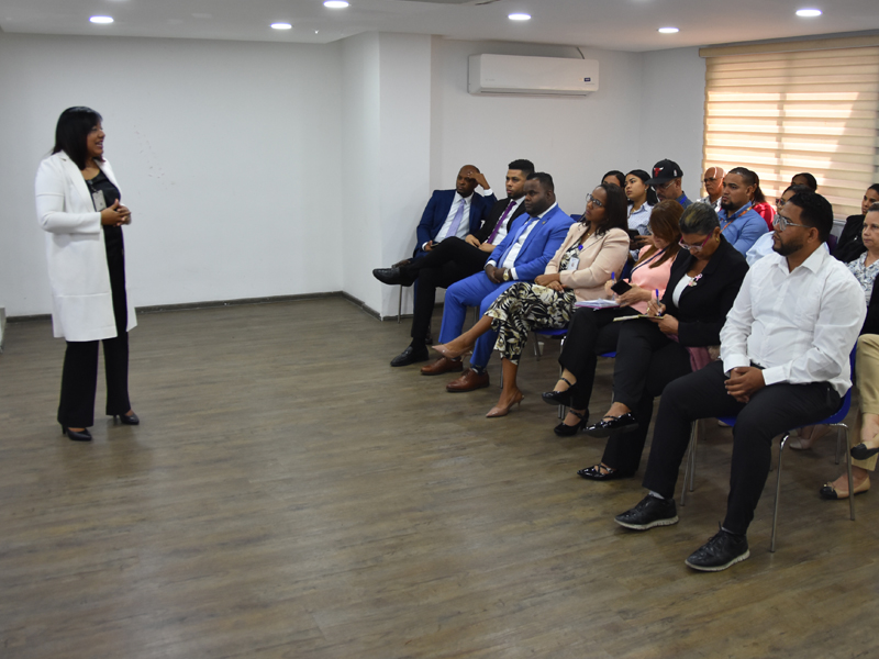 La Dirección General de Jubilaciones y Pensiones a Cargo del Estado (DGJP), impartió la charla de capacitación “3ra. versión de la Carta Compromiso”, dirigida a los grupos ocupacionales I, II, III y IV de la institución, con el objetivo de fortalecer los estándares de calidad en los servicios y afianzar la cultura organizacional basada en la transparencia, la eficiencia y el respeto a los derechos ciudadanos.