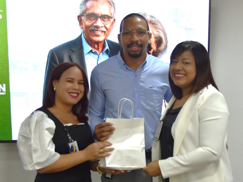 La Dirección General de Jubilaciones y Pensiones a Cargo del Estado (DGJP), impartió la charla de capacitación “3ra. versión de la Carta Compromiso”, dirigida a los grupos ocupacionales I, II, III y IV de la institución, con el objetivo de fortalecer los estándares de calidad en los servicios y afianzar la cultura organizacional basada en la transparencia, la eficiencia y el respeto a los derechos ciudadanos.