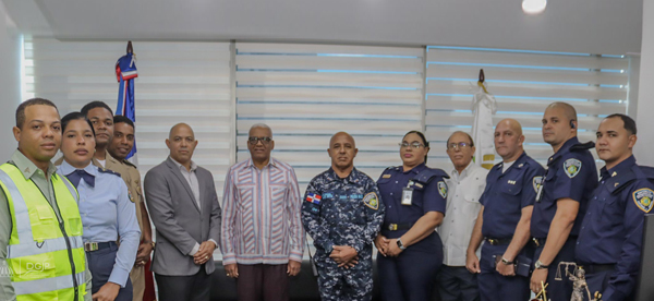 El director general de Jubilaciones y Pensiones, licenciado Juan Rosa, colocó las nuevas insignias a los miembros del Ejército, Armada, Fuerza Aérea de la República Dominicana y la Policía Nacional, pertenecientes al cuerpo de seguridad de la DGJP, los cuales fueron ascendidos este 27 de febrero, durante los actos conmemorativos por el Día de la Independencia Nacional.