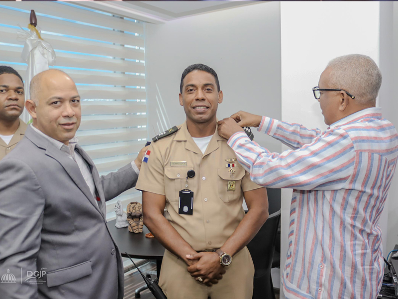 El director general de Jubilaciones y Pensiones, licenciado Juan Rosa, colocó las nuevas insignias a los miembros del Ejército, Armada, Fuerza Aérea de la República Dominicana y la Policía Nacional, pertenecientes al cuerpo de seguridad de la DGJP, los cuales fueron ascendidos este 27 de febrero, durante los actos conmemorativos por el Día de la Independencia Nacional.