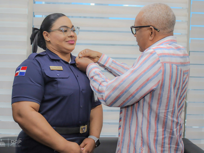 El director general de Jubilaciones y Pensiones, licenciado Juan Rosa, colocó las nuevas insignias a los miembros del Ejército, Armada, Fuerza Aérea de la República Dominicana y la Policía Nacional, pertenecientes al cuerpo de seguridad de la DGJP, los cuales fueron ascendidos este 27 de febrero, durante los actos conmemorativos por el Día de la Independencia Nacional.