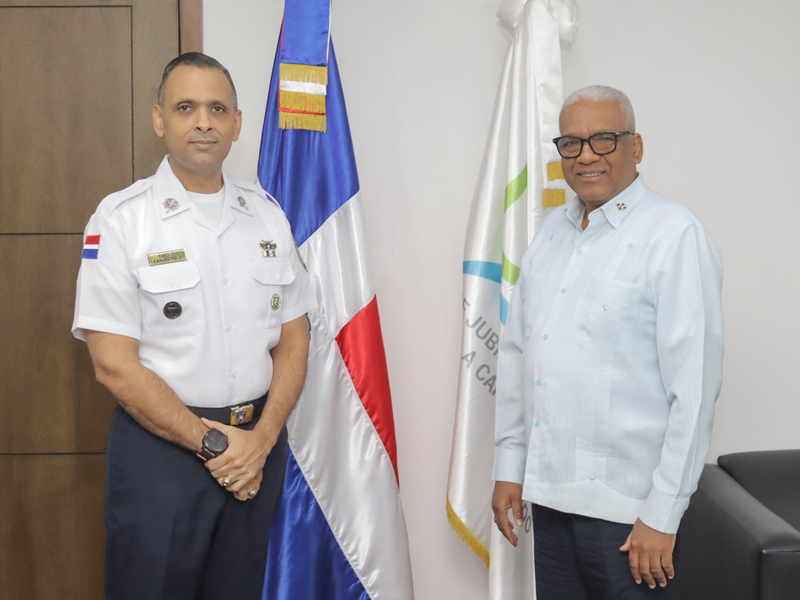 El director general de Jubilaciones y Pensiones, licenciado Juan Rosa, recibió este viernes al nuevo director del Comité de Retiro de la Policía Nacional (COREPOL), coronel Carlos Peña Méndez, quien asume las funciones en sustitución del general Julio César Betances Hernández.

