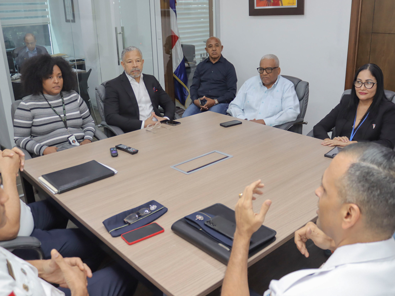 El director general de Jubilaciones y Pensiones, licenciado Juan Rosa, recibió este viernes al nuevo director del Comité de Retiro de la Policía Nacional (COREPOL), coronel Carlos Peña Méndez, quien asume las funciones en sustitución del general Julio César Betances Hernández.

