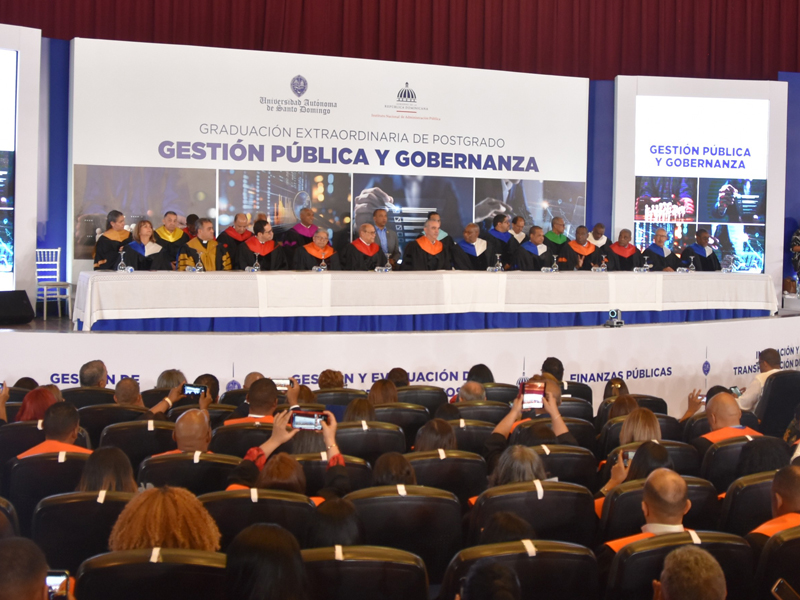 El subdirector de Jubilaciones y Pensiones, licenciado Félix Joel Almonte, en representación del director general, licenciado Juan Rosa, participó en la ceremonia especial del programa de Maestría en Gestión Pública y Gobernanza, correspondiente a sus cuatro menciones: Gestión de Finanzas Públicas, Gestión de Proyectos, lnnovación y Transformación Digital y Gestión de Recursos Humanos. 