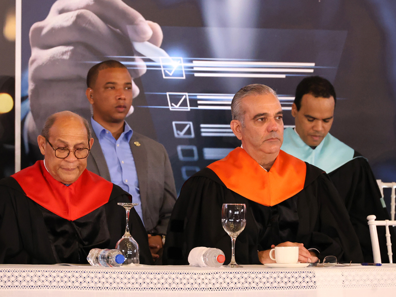 El subdirector de Jubilaciones y Pensiones, licenciado Félix Joel Almonte, en representación del director general, licenciado Juan Rosa, participó en la ceremonia especial del programa de Maestría en Gestión Pública y Gobernanza, correspondiente a sus cuatro menciones: Gestión de Finanzas Públicas, Gestión de Proyectos, lnnovación y Transformación Digital y Gestión de Recursos Humanos. 