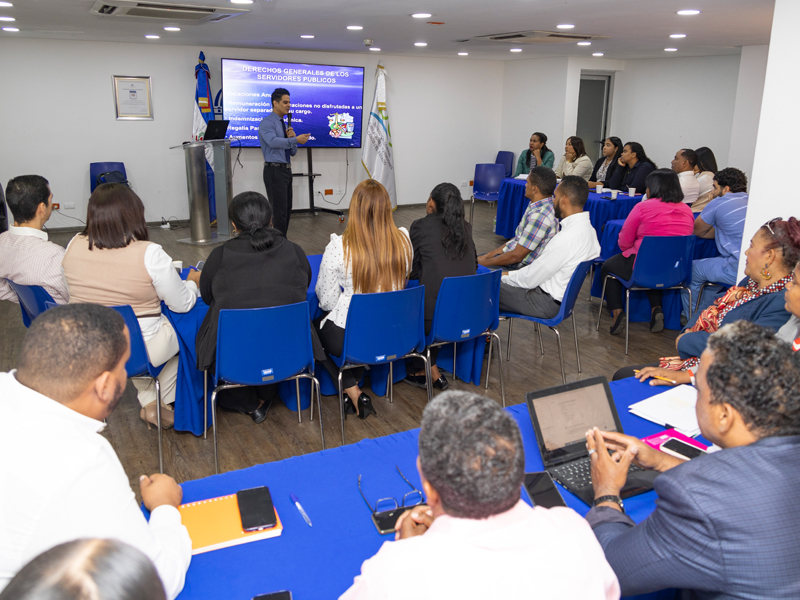 Con finalidad de capacitar a nuevos servidores públicos de los grupos ocupacionales I y II, sobre el funcionamiento del Estado, sus derechos, deberes y normas éticas, la Dirección General de Jubilaciones y Pensiones (DGJP), en coordinación con el Instituto Nacional de Administración Pública (INAP), impartieron a el taller titulado: Inducción a la Administración Pública.