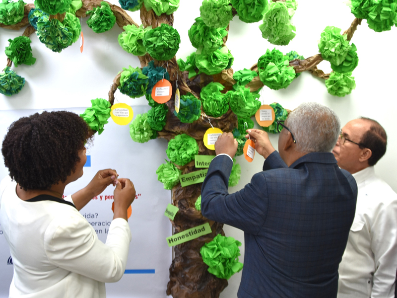 La Dirección General de Jubilaciones y Pensiones a Cargo del Estado (DGJP), dio inicio a la celebración  este lunes de la Semana de la Ética 2026, dando apertura a un espacio ético con un árbol denominado “El legado de valores de nuestros afiliados, jubilados y pensionados”, iniciativa participativa que busca fortalecer la cultura ética mediante el intercambio de experiencias y valores.