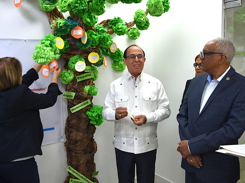 La Dirección General de Jubilaciones y Pensiones a Cargo del Estado (DGJP), dio inicio a la celebración  este lunes de la Semana de la Ética 2026, dando apertura a un espacio ético con un árbol denominado “El legado de valores de nuestros afiliados, jubilados y pensionados”, iniciativa participativa que busca fortalecer la cultura ética mediante el intercambio de experiencias y valores.