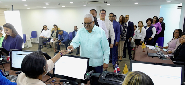 Colaboradores de la Dirección General de Jubilaciones y Pensiones a Cargo del Estado (DGJP), participan en un operativo de captura de datos biométricos, por parte de la Junta Central Electoral (JCE), con el objetivo de contribuir a la actualización y validación de datos, para el nuevo documento de identidad de los ciudadanos.