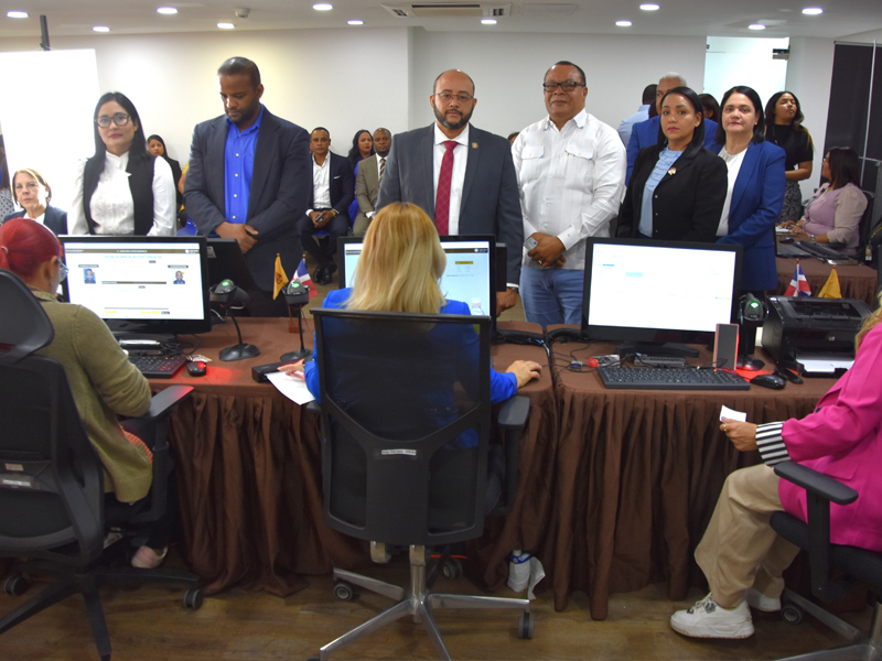 Colaboradores  de la  Dirección General de Jubilaciones  y Pensiones  a  Cargo del Estado (DGJP), participan en un  operativo de  captura de  datos biométricos, por parte de la Junta Central Electoral (JCE), con el  objetivo de contribuir a la actualización y validación de datos, para el nuevo documento de identidad de los ciudadanos.