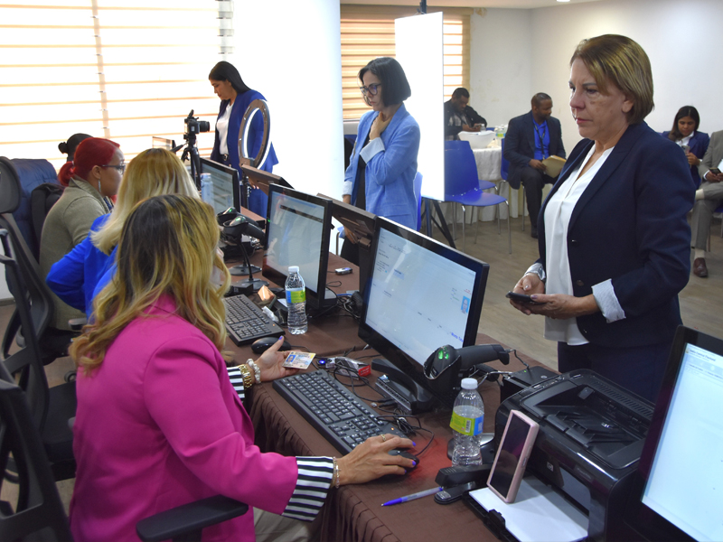 Colaboradores  de la  Dirección General de Jubilaciones  y Pensiones  a  Cargo del Estado (DGJP), participan en un  operativo de  captura de  datos biométricos, por parte de la Junta Central Electoral (JCE), con el  objetivo de contribuir a la actualización y validación de datos, para el nuevo documento de identidad de los ciudadanos.