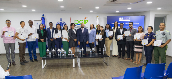 La Dirección General de Jubilaciones y Pensiones a Cargo del Estado (DGJP), a través de la  Comisión de Integridad  Gubernamental y Cumplimiento Normativo (CIGCN), ofreció a sus colaboradores el conversatorio “Código de Integridad Institucional e Importancia de la Ética en el Servicio Público”, con el propósito de destacar el impacto de la ética en la gestión pública, así como promover el conocimiento de los principios éticos y el marco normativo vigente. Al ofrecer las palabras centrales, el subdirector de la DGJP, licenciado Félix Joel Almonte, en representación del director general, licenciado Juan Rosa, resaltó la relevancia de este espacio, concebido como un escenario de reflexión y fortalecimiento de valores, que promueve la adopción y vivencia de la ética en el quehacer cotidiano de todos los servidores públicos.