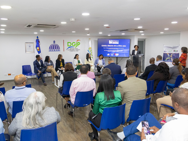 La Dirección General de Jubilaciones y Pensiones a Cargo del Estado (DGJP), a través de la  Comisión de Integridad  Gubernamental y Cumplimiento Normativo (CIGCN), ofreció a sus colaboradores el conversatorio “Código de Integridad Institucional e Importancia de la Ética en el Servicio Público”, con el propósito de destacar el impacto de la ética en la gestión pública, así como promover el conocimiento de los principios éticos y el marco normativo vigente.

Al ofrecer las palabras centrales, el subdirector de la DGJP, licenciado Félix Joel Almonte, en representación del director general, licenciado Juan Rosa, resaltó la relevancia de este espacio, concebido como un escenario de reflexión y fortalecimiento de valores, que promueve la adopción y vivencia de la ética en el quehacer cotidiano de todos los servidores públicos.