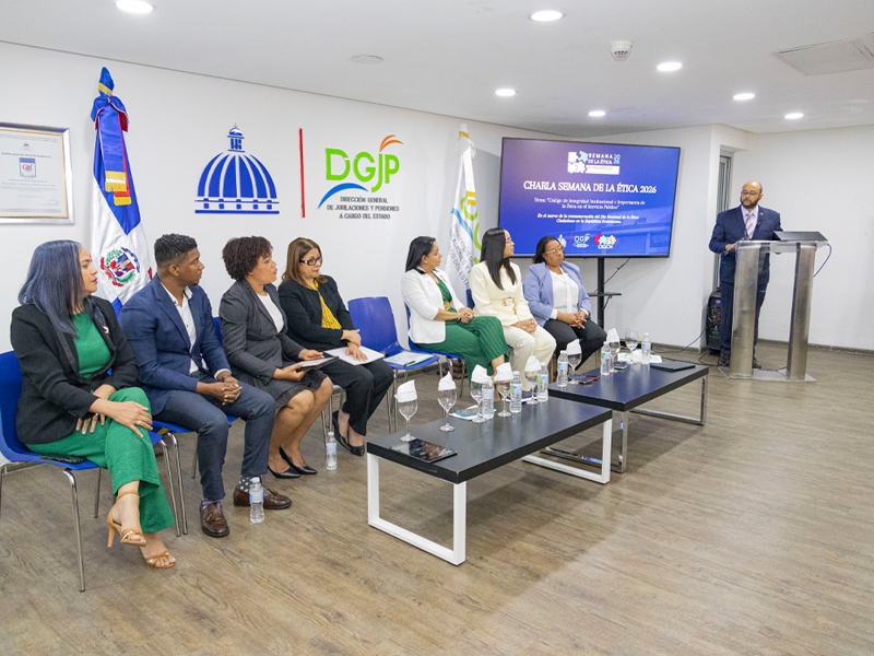 La Dirección General de Jubilaciones y Pensiones a Cargo del Estado (DGJP), a través de la  Comisión de Integridad  Gubernamental y Cumplimiento Normativo (CIGCN), ofreció a sus colaboradores el conversatorio “Código de Integridad Institucional e Importancia de la Ética en el Servicio Público”, con el propósito de destacar el impacto de la ética en la gestión pública, así como promover el conocimiento de los principios éticos y el marco normativo vigente.

Al ofrecer las palabras centrales, el subdirector de la DGJP, licenciado Félix Joel Almonte, en representación del director general, licenciado Juan Rosa, resaltó la relevancia de este espacio, concebido como un escenario de reflexión y fortalecimiento de valores, que promueve la adopción y vivencia de la ética en el quehacer cotidiano de todos los servidores públicos.