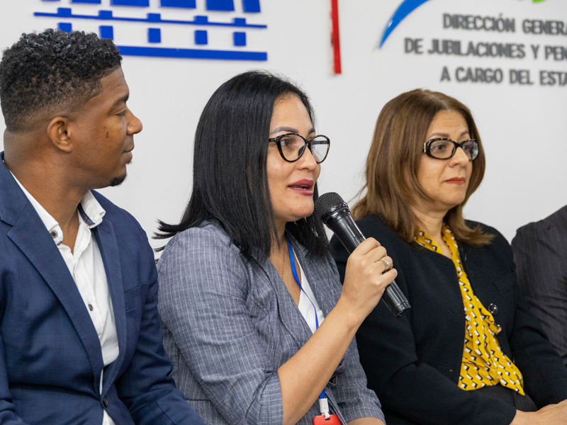 La Dirección General de Jubilaciones y Pensiones a Cargo del Estado (DGJP), a través de la  Comisión de Integridad  Gubernamental y Cumplimiento Normativo (CIGCN), ofreció a sus colaboradores el conversatorio “Código de Integridad Institucional e Importancia de la Ética en el Servicio Público”, con el propósito de destacar el impacto de la ética en la gestión pública, así como promover el conocimiento de los principios éticos y el marco normativo vigente.

Al ofrecer las palabras centrales, el subdirector de la DGJP, licenciado Félix Joel Almonte, en representación del director general, licenciado Juan Rosa, resaltó la relevancia de este espacio, concebido como un escenario de reflexión y fortalecimiento de valores, que promueve la adopción y vivencia de la ética en el quehacer cotidiano de todos los servidores públicos.