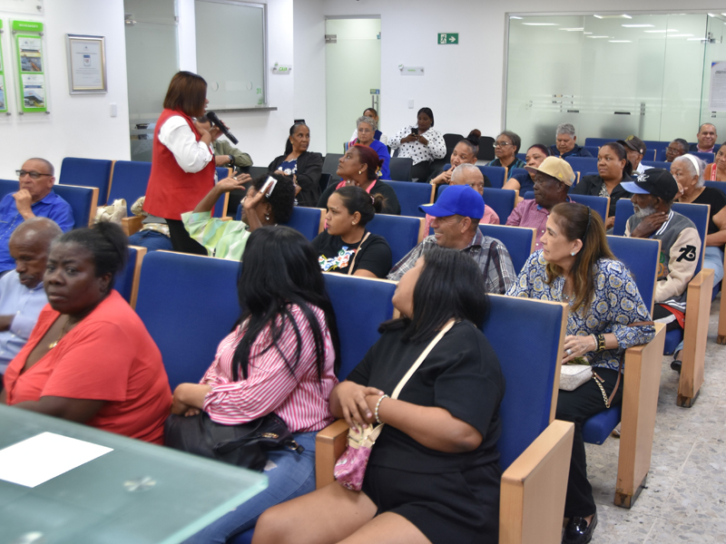 La Dirección General de Jubilaciones y Pensiones a Cargo del Estado (DGJP), con la colaboración del Consejo Nacional de la Persona Envejeciente (CONAPE), ofreció una charla dirigida a sus usuarios sobre la Ley 352-98 de Protección de la Persona Envejeciente, con el objetivo de fortalecer los conocimientos sobre sus derechos y promover una cultura de respeto y cuidado hacia los adultos mayores. La Dirección General de Jubilaciones y Pensiones a Cargo del Estado (DGJP), con la colaboración del Consejo Nacional de la Persona Envejeciente (CONAPE), ofreció una charla dirigida a sus usuarios sobre la Ley 352-98 de Protección de la Persona Envejeciente, con el objetivo de fortalecer los conocimientos sobre sus derechos y promover una cultura de respeto y cuidado hacia los adultos mayores.