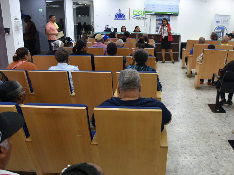 La Dirección General de Jubilaciones y Pensiones a Cargo del Estado (DGJP), con la colaboración del Consejo Nacional de la Persona Envejeciente (CONAPE), ofreció una charla dirigida a sus usuarios sobre la Ley 352-98 de Protección de la Persona Envejeciente, con el objetivo de fortalecer los conocimientos sobre sus derechos y promover una cultura de respeto y cuidado hacia los adultos mayores. La Dirección General de Jubilaciones y Pensiones a Cargo del Estado (DGJP), con la colaboración del Consejo Nacional de la Persona Envejeciente (CONAPE), ofreció una charla dirigida a sus usuarios sobre la Ley 352-98 de Protección de la Persona Envejeciente, con el objetivo de fortalecer los conocimientos sobre sus derechos y promover una cultura de respeto y cuidado hacia los adultos mayores.