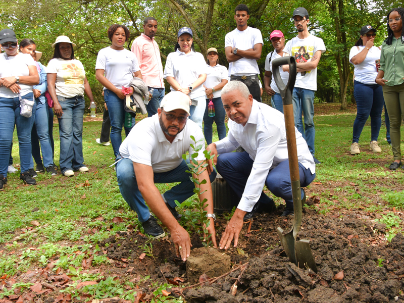 Con motivo de la conmemoración del Día Mundial de la Biodiversidad y con el propósito de contribuir a la preservación del medio ambiente, así como promover espacios limpios y saludables para el disfrute de la ciudadanía, la Dirección General de Jubilaciones y Pensiones a Cargo del Estado (DGJP), en conjunto con el  Departamento de Educación Ambiental  del Jardin Botánico Nacional, realizó con éxito una jornada de limpieza y saneamiento en esa reserva natural y centro de investigación.