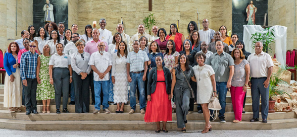 La Dirección General de Jubilaciones y Pensiones a cargo del Estado, que preside el licenciado Juan Rosa, se unió a la conmemoración del 30 Aniversario del Círculo de Periodistas de la Salud (CIPESA), participando en la misa de Acción de Gracias celebrada en la iglesia parroquial Santo Cura de Ars. La misa, oficiada por autoridades eclesiásticas, contó con la presencia de la encargada de Comunicaciones de la DGJP, licenciada Ana Daisy Guerrero, en representación del director general de la entidad.