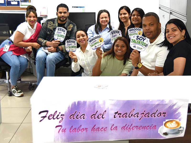 Con el objetivo de fortalecer los lazos de colaboración y fomentar un ambiente de integración laboral, en el marco del Dia Internacional del Trabajo, la Dirección General de Jubilaciones y Pensiones, realizó la jornada especial “Compartiendo y Creciendo: Entre Tazas y Talentos”, una actividad recreativa que reunió a directores, encargados y colaboradores de la institución. Con el objetivo de fortalecer los lazos de colaboración y fomentar un ambiente de integración laboral, en el marco del Dia Internacional del Trabajo, la Dirección General de Jubilaciones y Pensiones, realizó la jornada especial “Compartiendo y Creciendo: Entre Tazas y Talentos”, una actividad recreativa que reunió a directores, encargados y colaboradores de la institución.