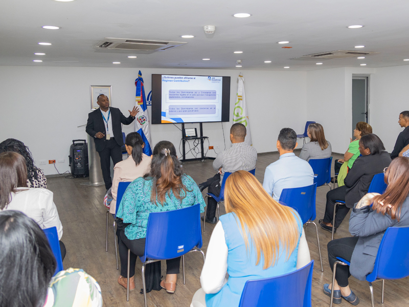 Con el objetivo de fortalecer los conocimientos de sus colaboradores sobre el Sistema Dominicano de Pensiones y promover una adecuada planificación de su futuro previsional, la Dirección General de Jubilaciones y Pensiones a Cargo del Estado (DGJP), en coordinación con AFP Reservas, impartió una charla informativa sobre los derechos, beneficios y servicios que ofrece esa administradora de fondos de pensiones. Con el objetivo de fortalecer los conocimientos de sus colaboradores sobre el Sistema Dominicano de Pensiones y promover una adecuada planificación de su futuro previsional, la Dirección General de Jubilaciones y Pensiones a Cargo del Estado (DGJP), en coordinación con AFP Reservas, impartió una charla informativa sobre los derechos, beneficios y servicios que ofrece esa administradora de fondos de pensiones.