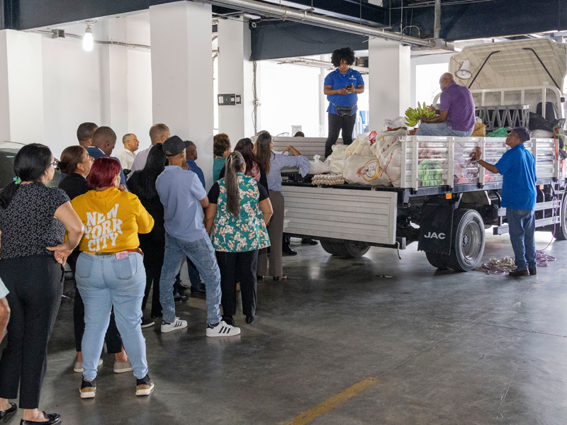 La Dirección General de Jubilaciones y Pensiones a Cargo del Estado (DGJP), en coordinación con el Instituto de Estabilización de Precios (INESPRE), realizó un operativo especial de venta de productos de la canasta básica a bajos costos, dirigido a los colaboradores de la institución y pensionados.