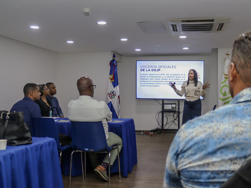 La Dirección General de Jubilaciones y Pensiones a Cargo del Estado (DGJP) impartió una charla de Inducción Institucional a colaboradores de nuevo ingreso, con el objetivo de fortalecer su proceso de integración a la entidad y proporcionarles conocimientos sobre las normativas, políticas, procedimientos y valores que orientan el accionar institucional, a fin de contribuir al desempeño eficiente de sus funciones. La Dirección General de Jubilaciones y Pensiones a Cargo del Estado (DGJP) impartió una charla de Inducción Institucional a colaboradores de nuevo ingreso, con el objetivo de fortalecer su proceso de integración a la entidad y proporcionarles conocimientos sobre las normativas, políticas, procedimientos y valores que orientan el accionar institucional, a fin de contribuir al desempeño eficiente de sus funciones.