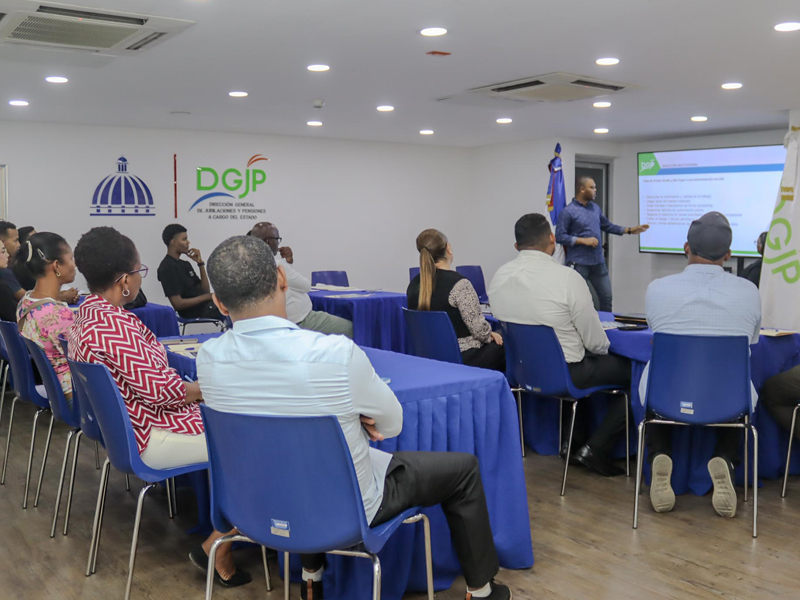 La Dirección General de Jubilaciones y Pensiones a Cargo del Estado (DGJP) impartió una charla de Inducción Institucional a colaboradores de nuevo ingreso, con el objetivo de fortalecer su proceso de integración a la entidad y proporcionarles conocimientos sobre las normativas, políticas, procedimientos y valores que orientan el accionar institucional, a fin de contribuir al desempeño eficiente de sus funciones. La Dirección General de Jubilaciones y Pensiones a Cargo del Estado (DGJP) impartió una charla de Inducción Institucional a colaboradores de nuevo ingreso, con el objetivo de fortalecer su proceso de integración a la entidad y proporcionarles conocimientos sobre las normativas, políticas, procedimientos y valores que orientan el accionar institucional, a fin de contribuir al desempeño eficiente de sus funciones.