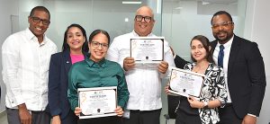 Como parte de las acciones orientadas a fortalecer la cultura organizacional y promover el reconocimiento al mérito, la Dirección General de Jubilaciones y Pensiones a Cargo del Estado (DGJP) celebró la entrega de reconocimientos de la iniciativa “Estrellas que Dejan Huella”, mediante la cual fueron distinguidos colaboradores que se han destacado por su compromiso, desempeño y contribución al logro de los objetivos institucionales.