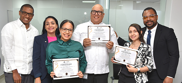 Como parte de las acciones orientadas a fortalecer la cultura organizacional y promover el reconocimiento al mérito, la Dirección General de Jubilaciones y Pensiones a Cargo del Estado (DGJP) celebró la entrega de reconocimientos de la iniciativa “Estrellas que Dejan Huella”, mediante la cual fueron distinguidos colaboradores que se han destacado por su compromiso, desempeño y contribución al logro de los objetivos institucionales.
