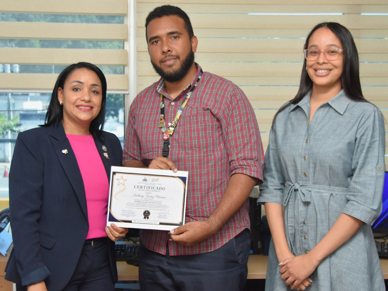Como parte de las acciones orientadas a fortalecer la cultura organizacional y promover el reconocimiento al mérito, la Dirección General de Jubilaciones y Pensiones a Cargo del Estado (DGJP) celebró la entrega de reconocimientos de la iniciativa “Estrellas que Dejan Huella”, mediante la cual fueron distinguidos colaboradores que se han destacado por su compromiso, desempeño y contribución al logro de los objetivos institucionales.