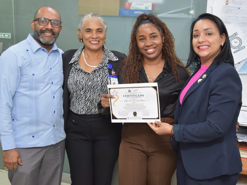 Como parte de las acciones orientadas a fortalecer la cultura organizacional y promover el reconocimiento al mérito, la Dirección General de Jubilaciones y Pensiones a Cargo del Estado (DGJP) celebró la entrega de reconocimientos de la iniciativa “Estrellas que Dejan Huella”, mediante la cual fueron distinguidos colaboradores que se han destacado por su compromiso, desempeño y contribución al logro de los objetivos institucionales.