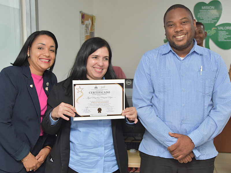 Como parte de las acciones orientadas a fortalecer la cultura organizacional y promover el reconocimiento al mérito, la Dirección General de Jubilaciones y Pensiones a Cargo del Estado (DGJP) celebró la entrega de reconocimientos de la iniciativa “Estrellas que Dejan Huella”, mediante la cual fueron distinguidos colaboradores que se han destacado por su compromiso, desempeño y contribución al logro de los objetivos institucionales.