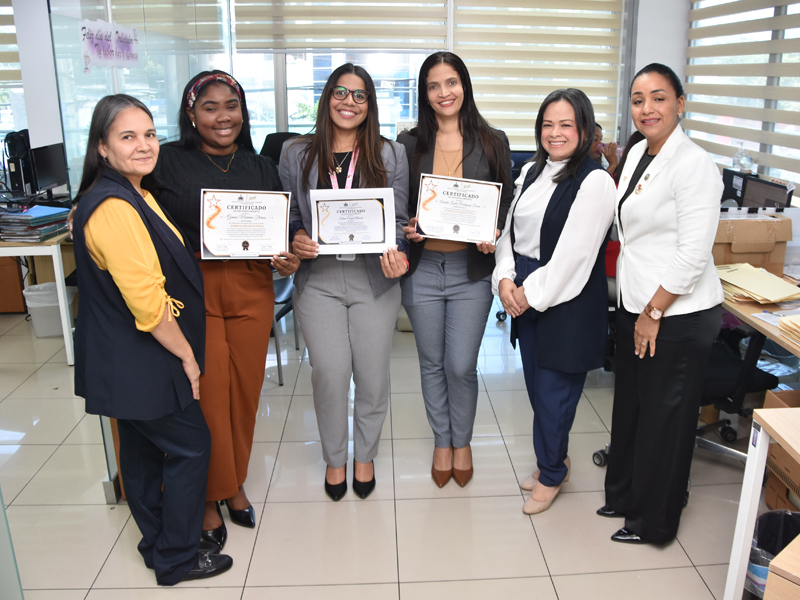 Como parte de las acciones orientadas a fortalecer la cultura organizacional y promover el reconocimiento al mérito, la Dirección General de Jubilaciones y Pensiones a Cargo del Estado (DGJP) celebró la entrega de reconocimientos de la iniciativa “Estrellas que Dejan Huella”, mediante la cual fueron distinguidos colaboradores que se han destacado por su compromiso, desempeño y contribución al logro de los objetivos institucionales.